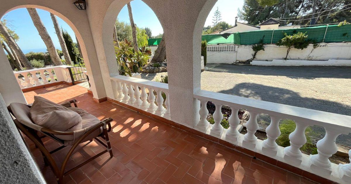 Villa Exclusiva con Vistas al Mar en la Nucía: Privacidad, Naturaleza y Encanto Español