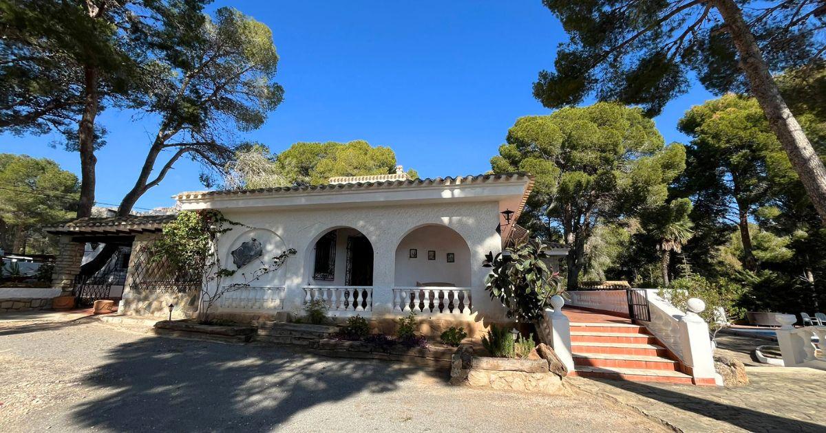 Villa Exclusiva con Vistas al Mar en la Nucía: Privacidad, Naturaleza y Encanto Español