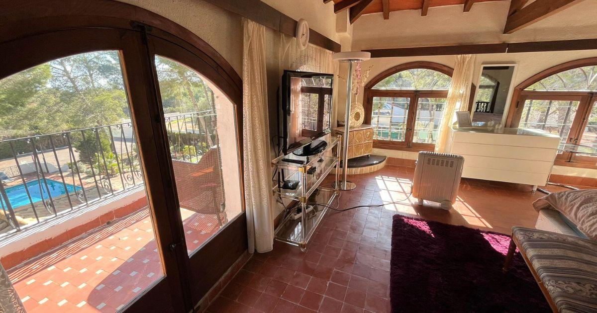 Villa Exclusiva con Vistas al Mar en la Nucía: Privacidad, Naturaleza y Encanto Español