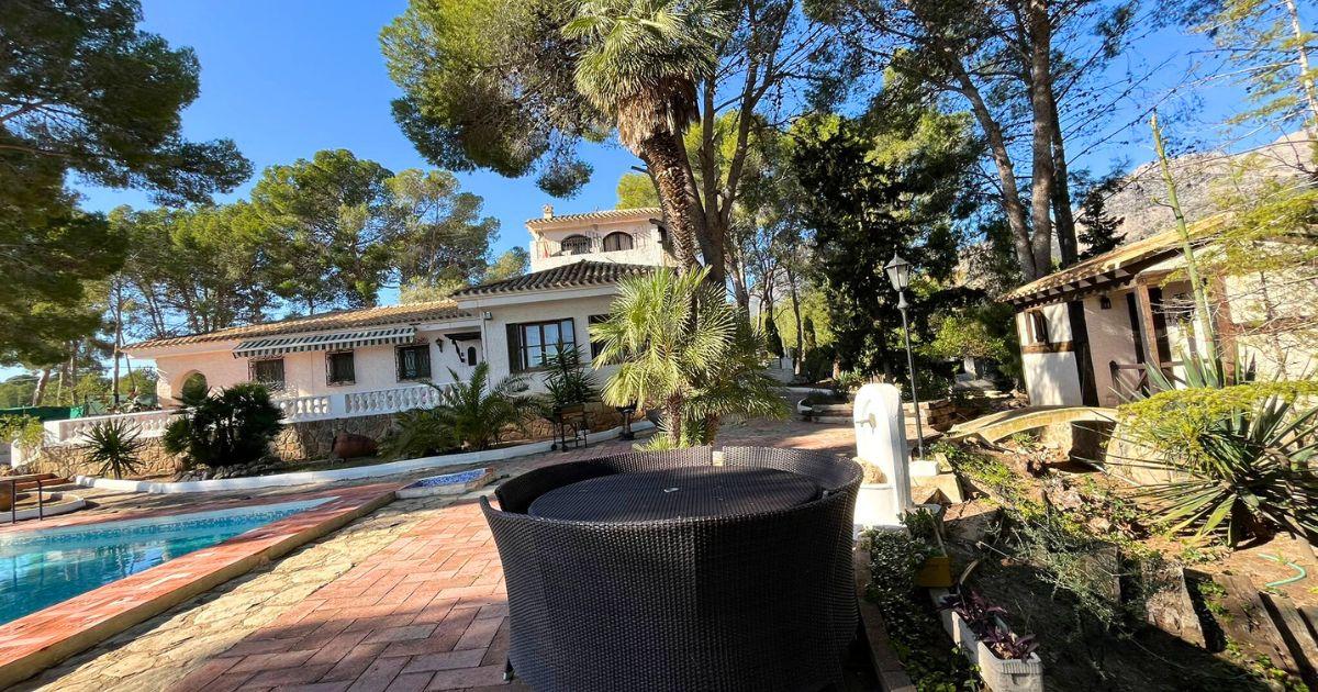 Villa Exclusiva con Vistas al Mar en la Nucía: Privacidad, Naturaleza y Encanto Español