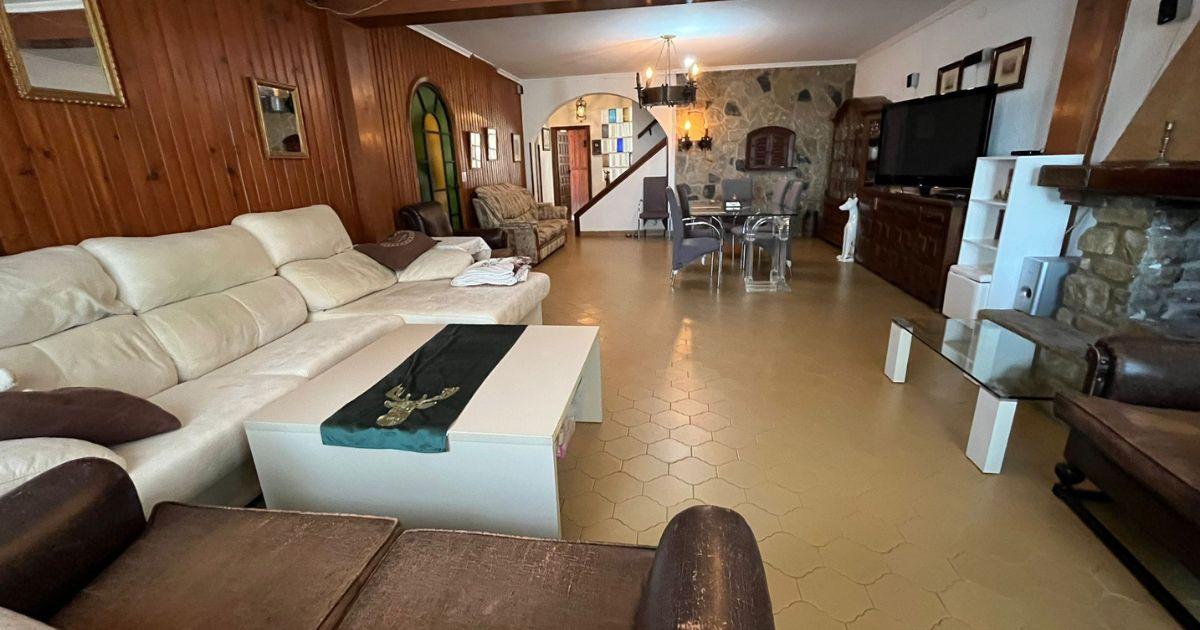Villa Exclusiva con Vistas al Mar en la Nucía: Privacidad, Naturaleza y Encanto Español