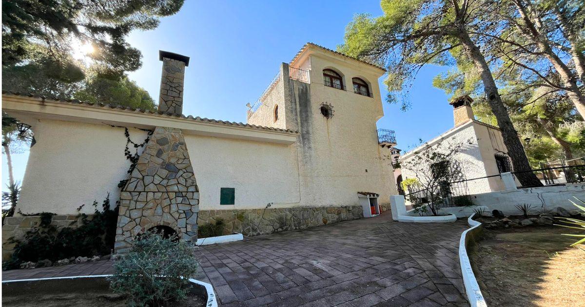 Villa Exclusiva con Vistas al Mar en la Nucía: Privacidad, Naturaleza y Encanto Español