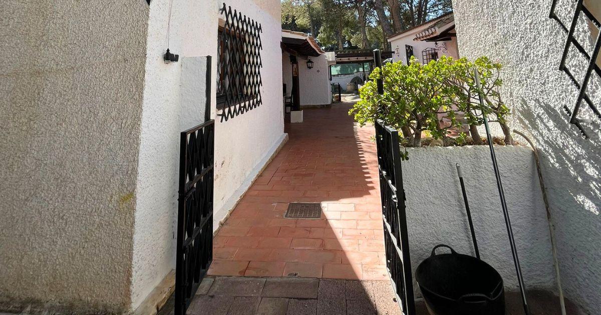 Villa Exclusiva con Vistas al Mar en la Nucía: Privacidad, Naturaleza y Encanto Español