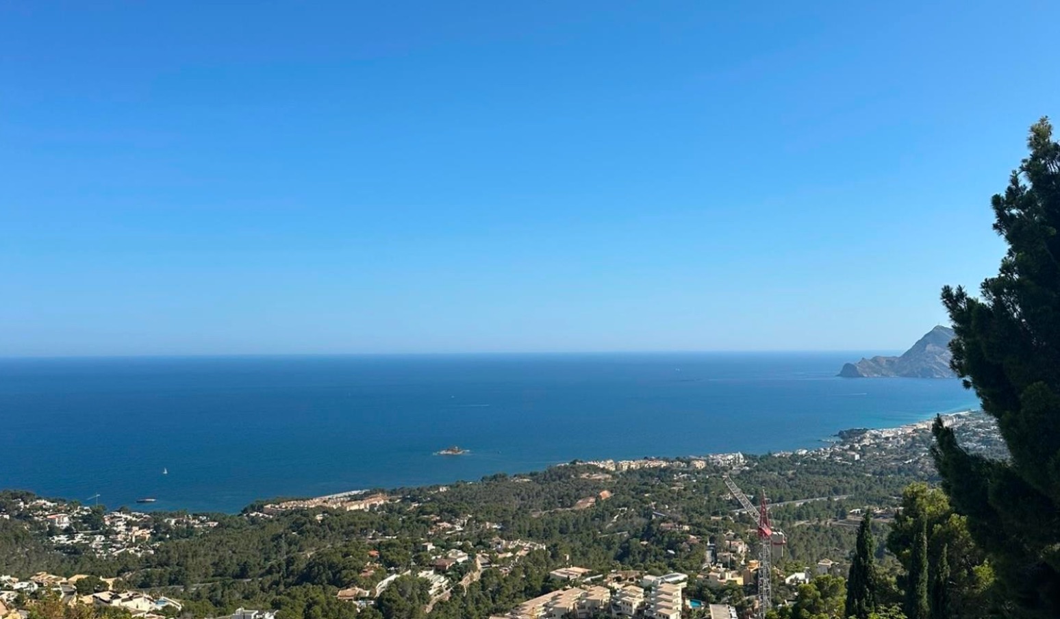 Oportunidad de adquirir la parcela urbana -P69, en la Sierra de Altea, para construir la casa de sus sueños, con vistas panorámicas