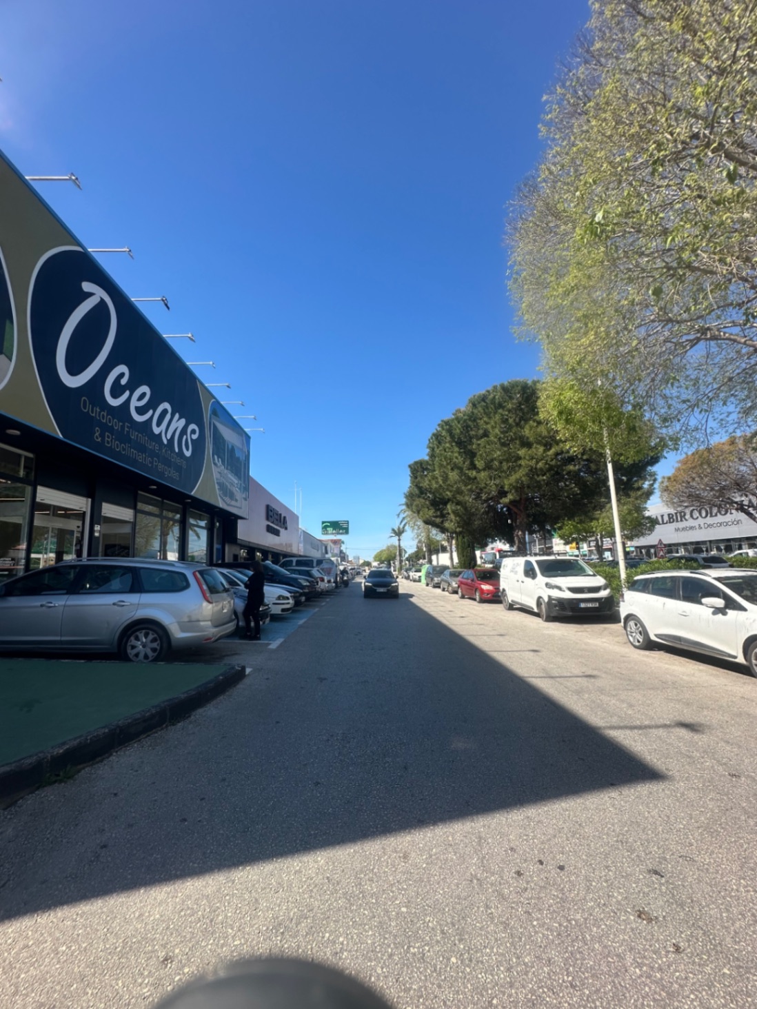Se alquila local comercial en el planet (Altea )