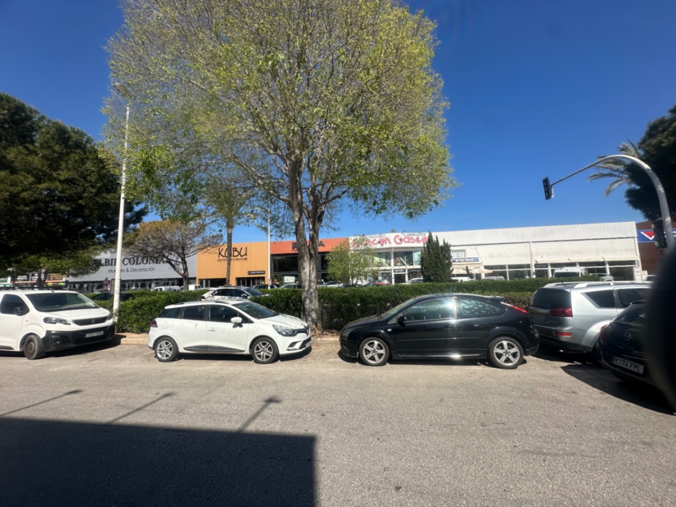 Se alquila local comercial en el planet (Altea )