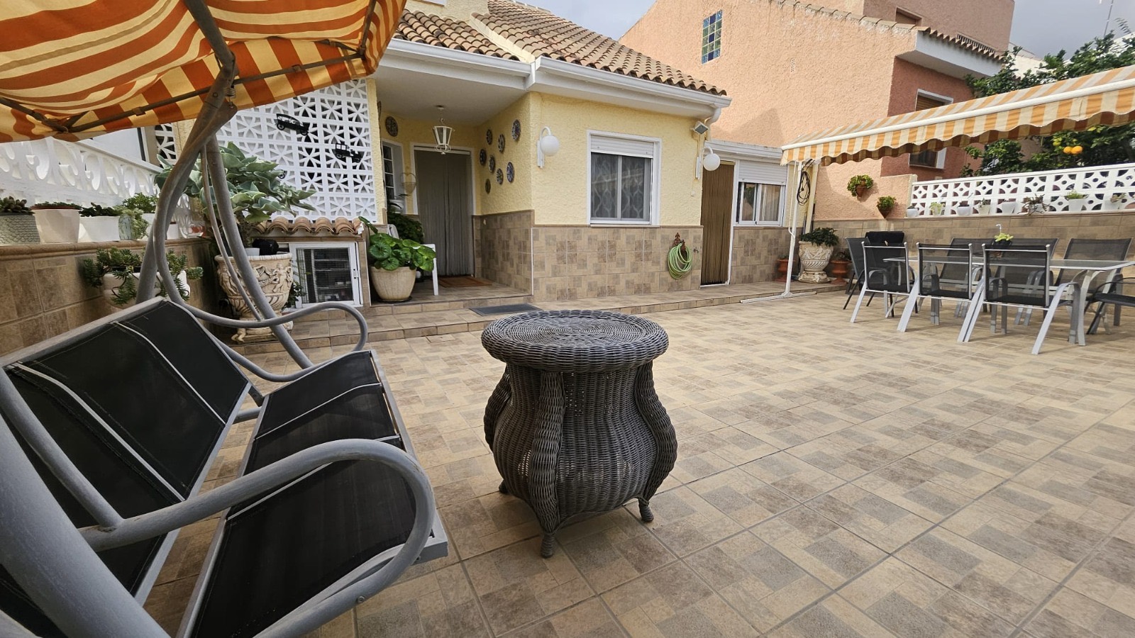 Bungalow-pareado en venta con 3 dormitorios en La Nucía, Alicante