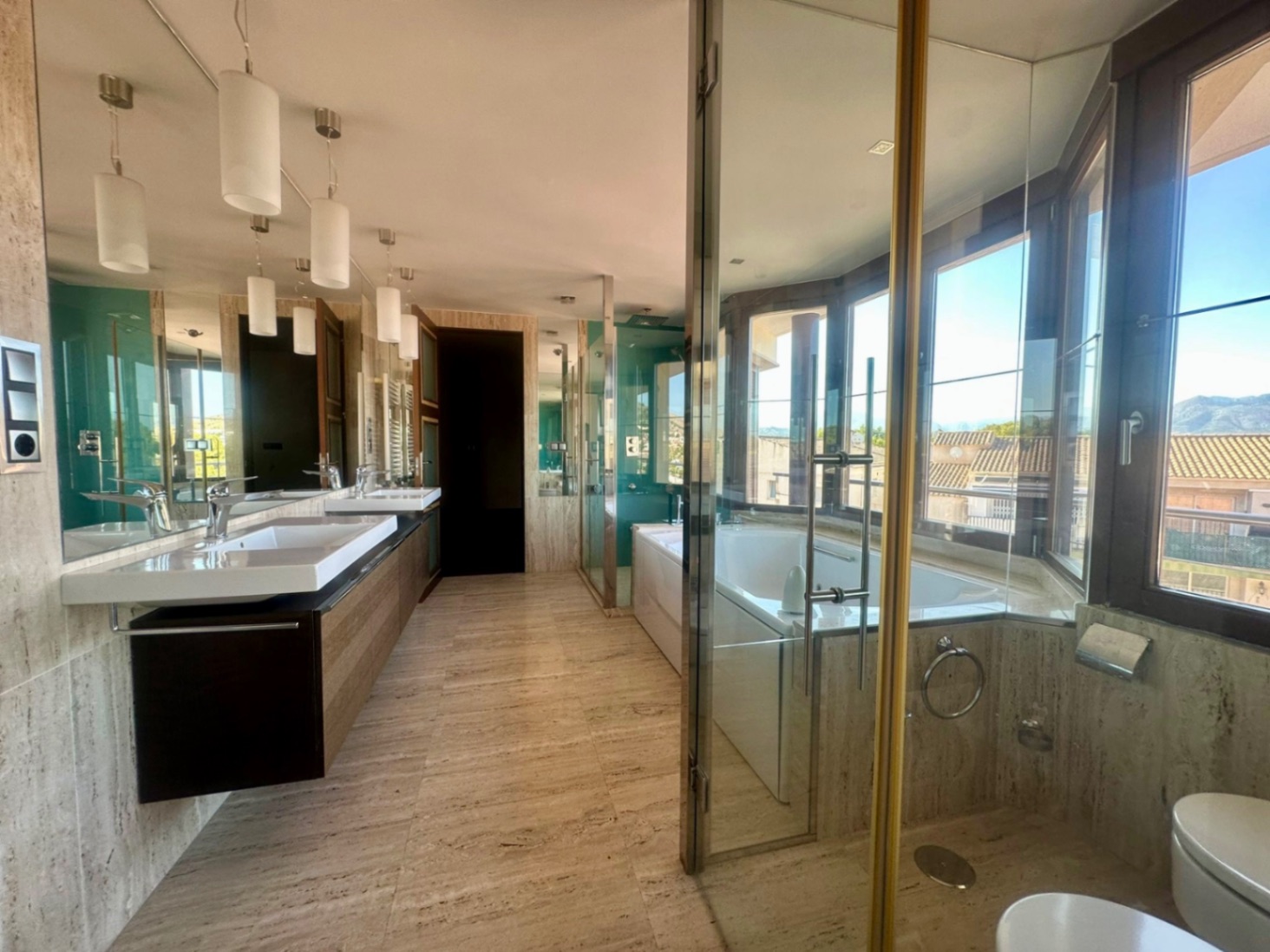 Villa moderna con 5 dormitorios y  piscina climatizada en el Albir