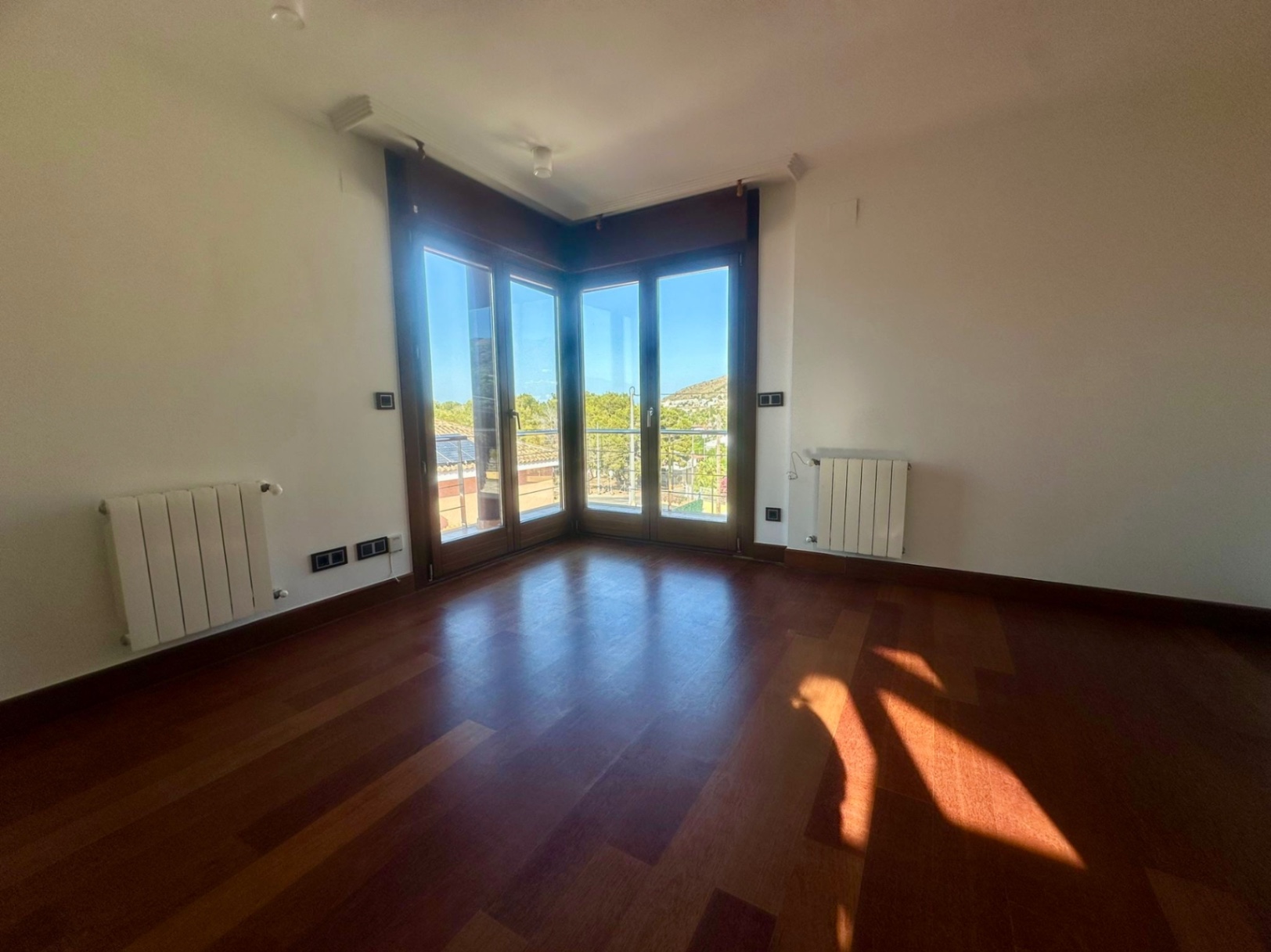 Villa moderna con 5 dormitorios y  piscina climatizada en el Albir