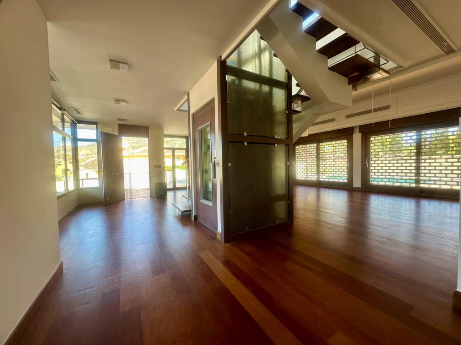 Villa moderna con 5 dormitorios y  piscina climatizada en el Albir