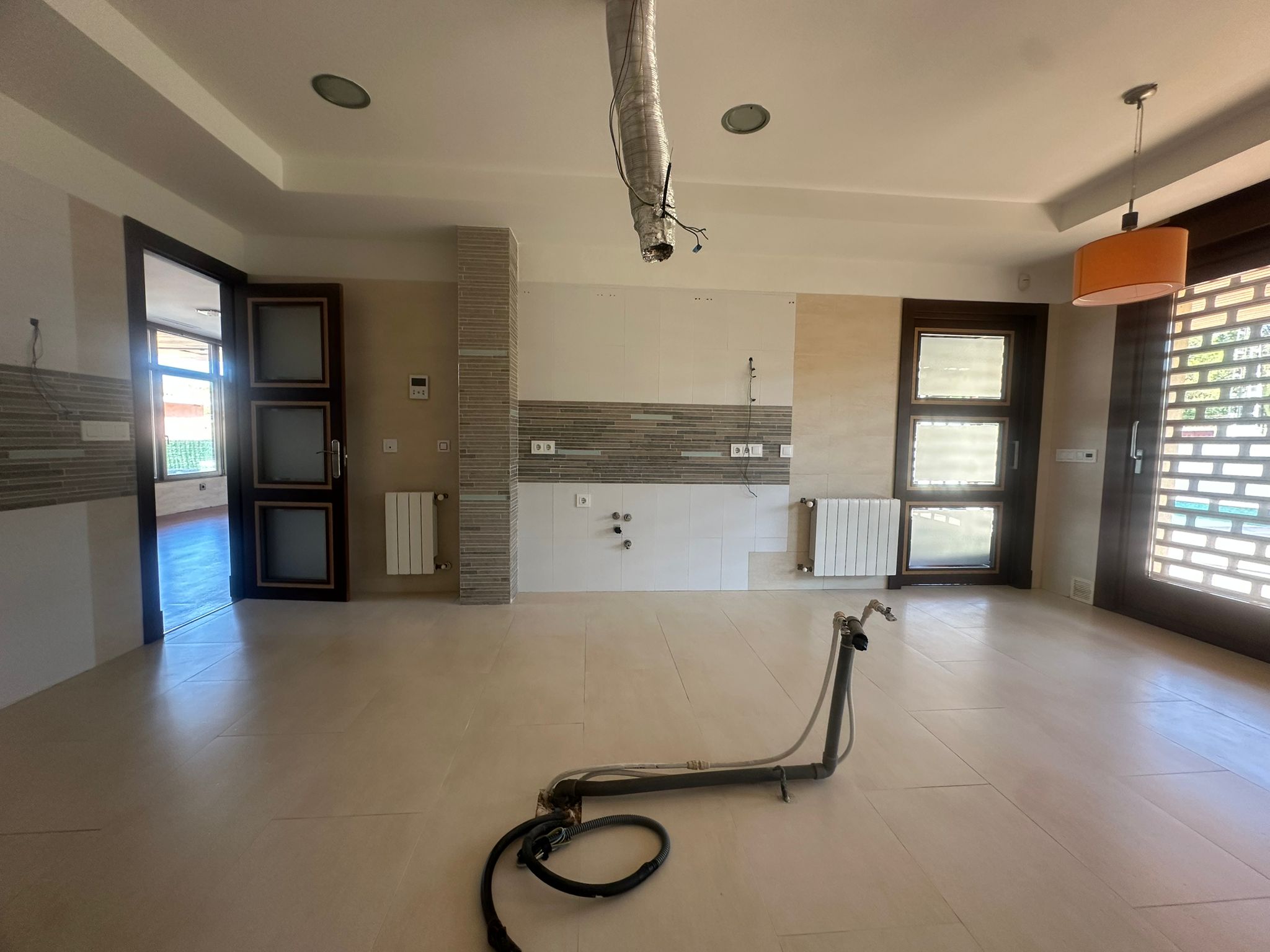 Villa moderna con 5 dormitorios y  piscina climatizada en el Albir