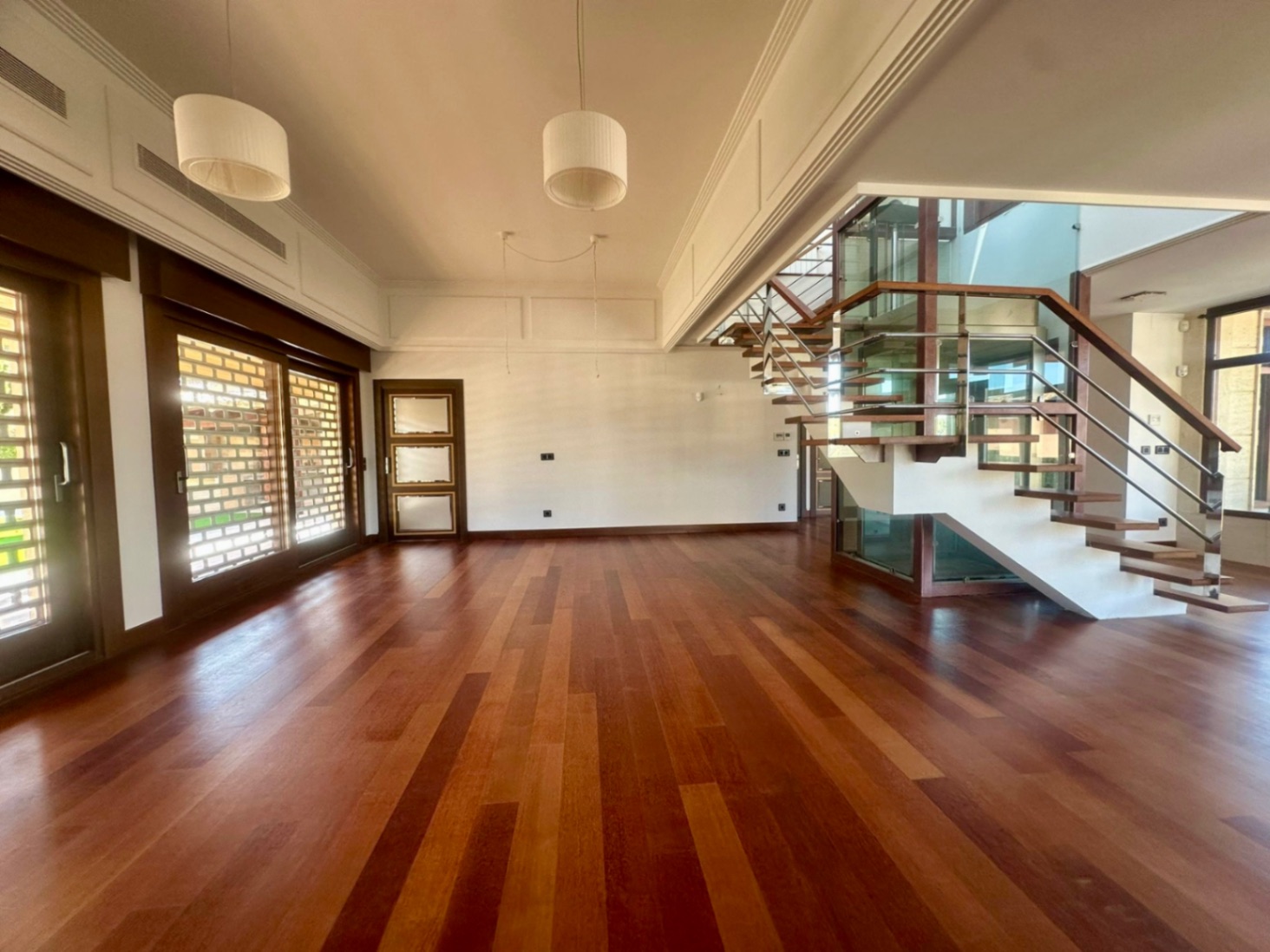 Villa moderna con 5 dormitorios y  piscina climatizada en el Albir