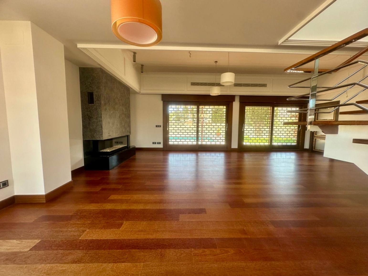 Villa moderna con 5 dormitorios y  piscina climatizada en el Albir