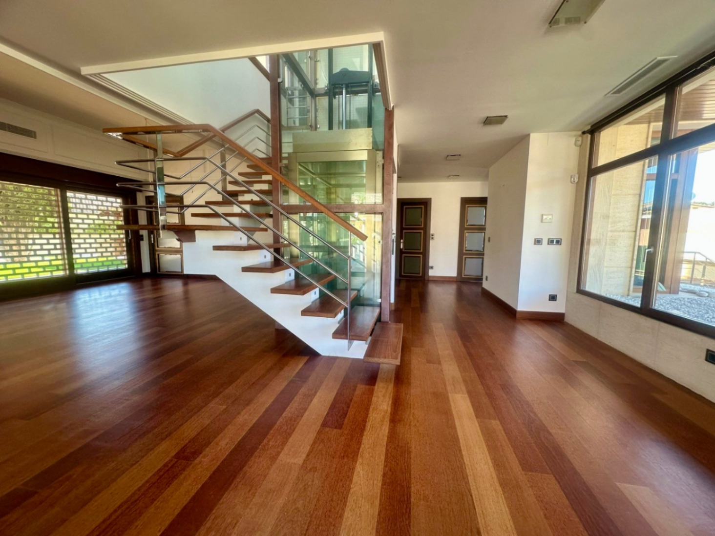 Villa moderna con 5 dormitorios y  piscina climatizada en el Albir