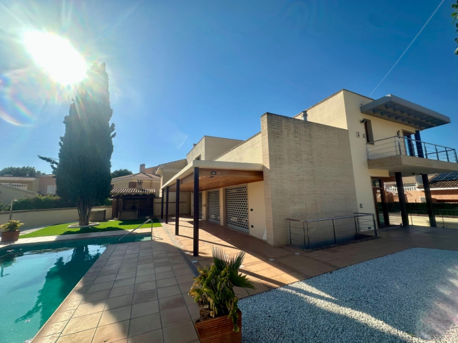 Villa moderna con 5 dormitorios y  piscina climatizada en el Albir