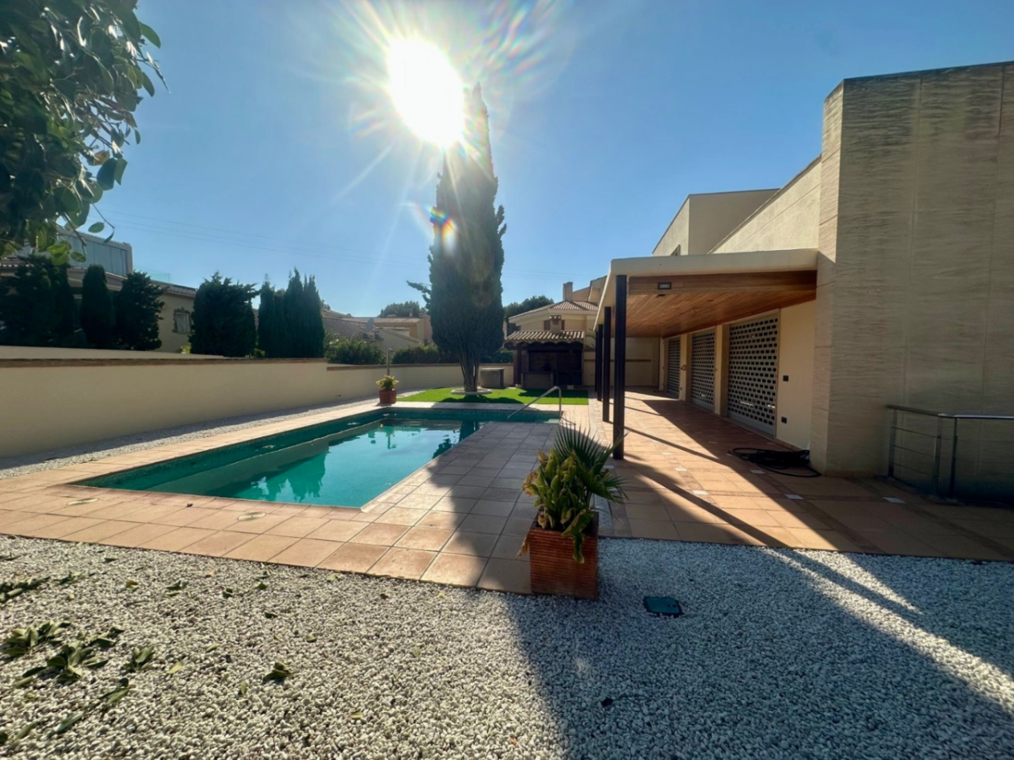 Villa moderna con 5 dormitorios y  piscina climatizada en el Albir