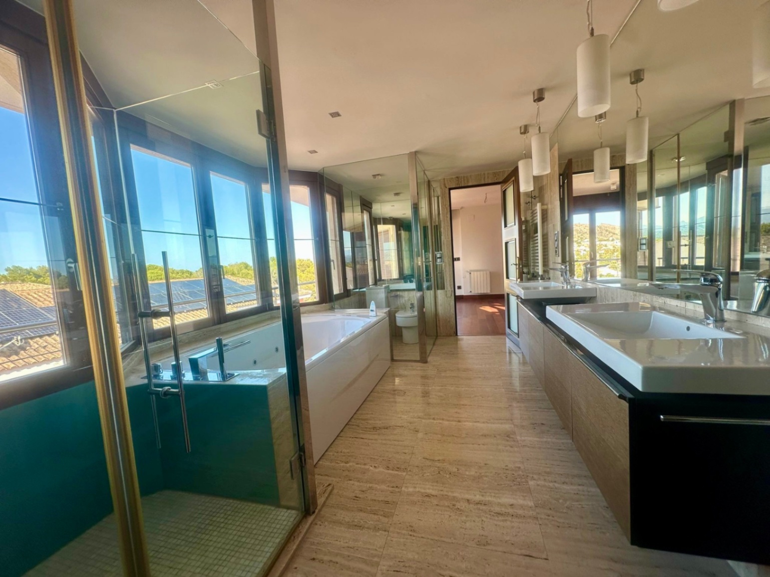 Villa moderna con 5 dormitorios y  piscina climatizada en el Albir