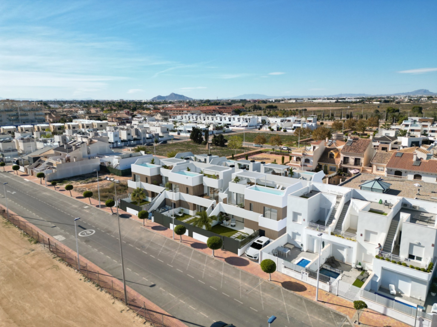 Bungalow en venta con 2 dormitorios y piscina en San Pedro del Pinatar (Murcia)