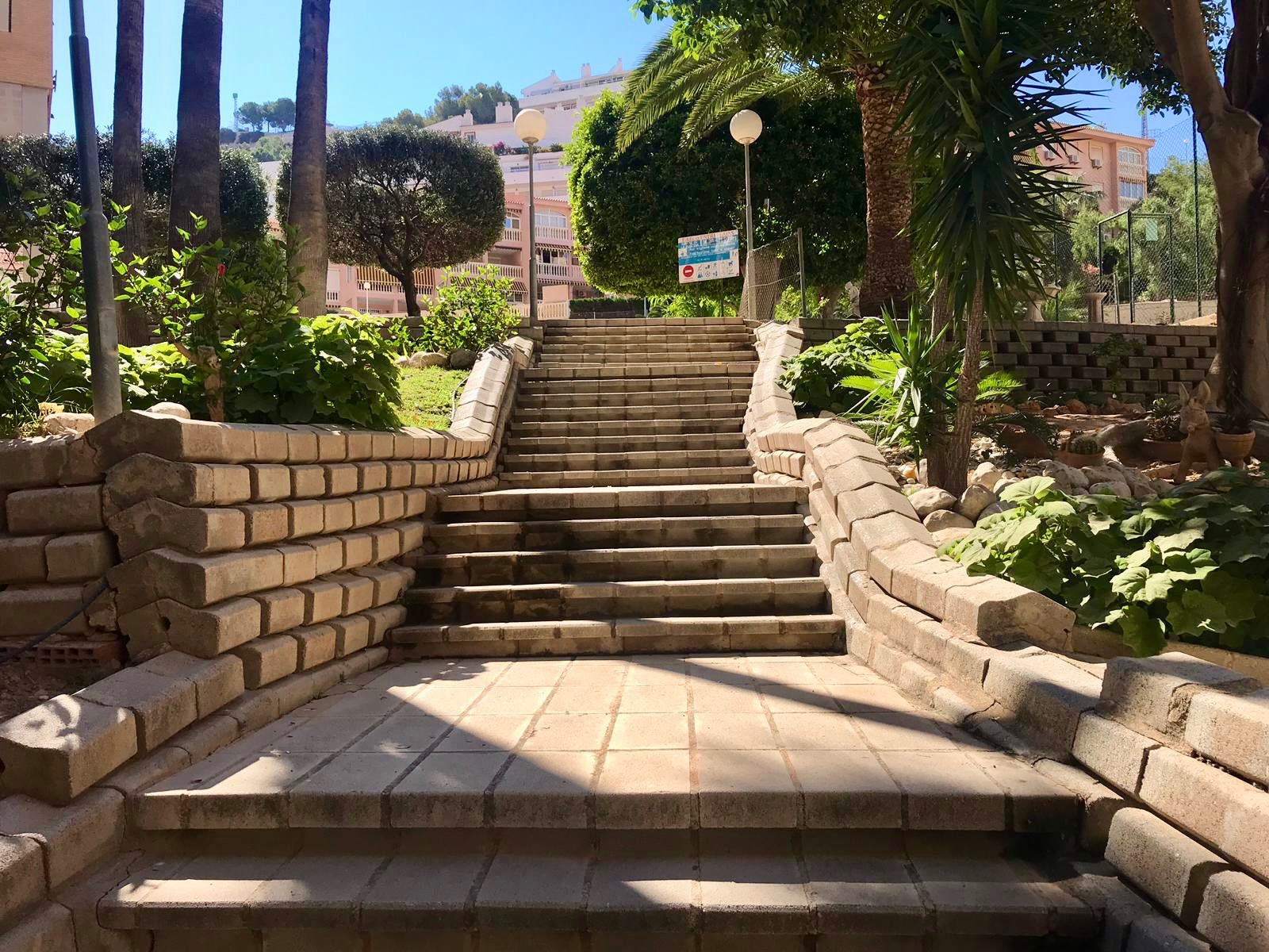 Investering. Appartement te koop in La Cala de Benidorm met gemeenschappelijk zwembad