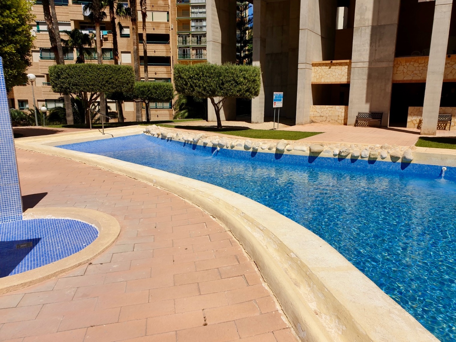 Investering. Appartement te koop in La Cala de Benidorm met gemeenschappelijk zwembad