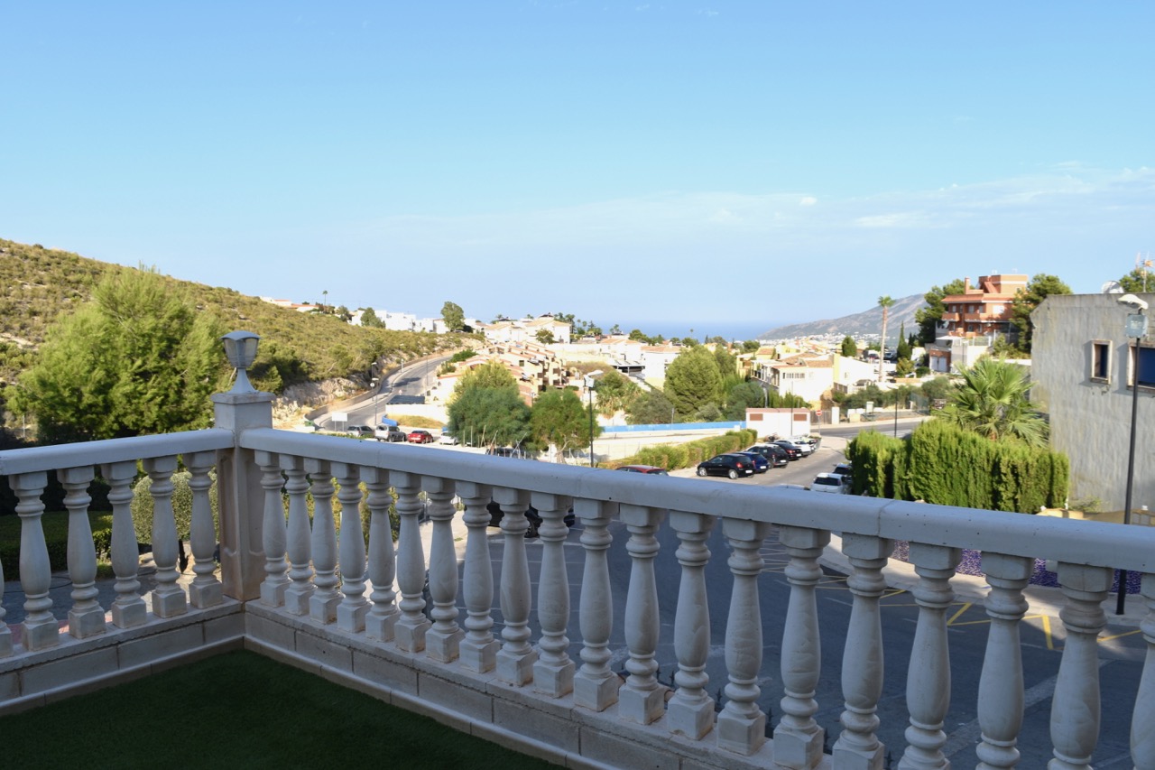 Til salgs i La Nucia: Frittliggende villa med basseng - ditt drømmehus venter på deg!