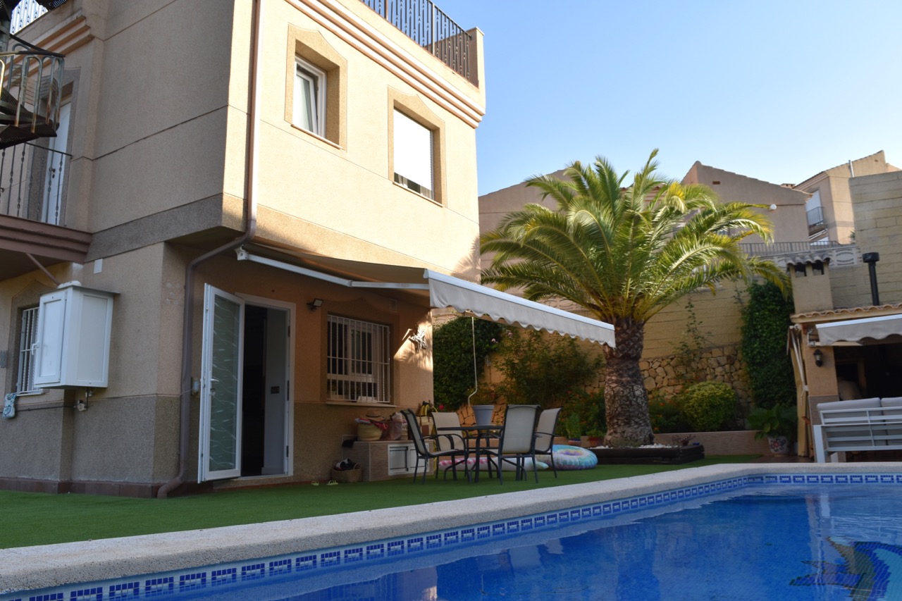Zu verkaufen in La Nucia: Freistehende Villa mit Pool - Ihr Traumhaus wartet auf Sie!