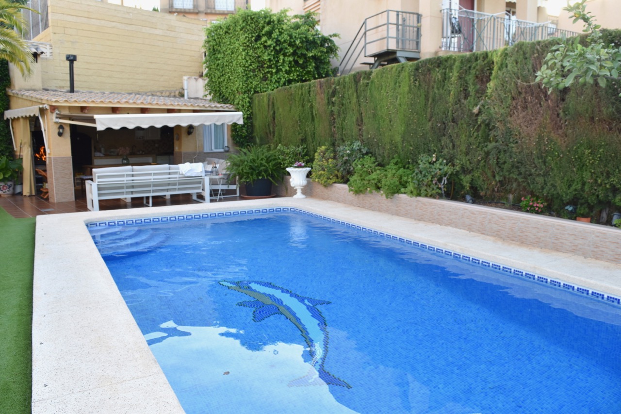 For Sale in La Nucia: Detached Villa with Pool - Your Dream Home Awaits You!